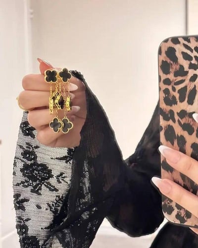 حلق فان كليف 3 وردات اسود