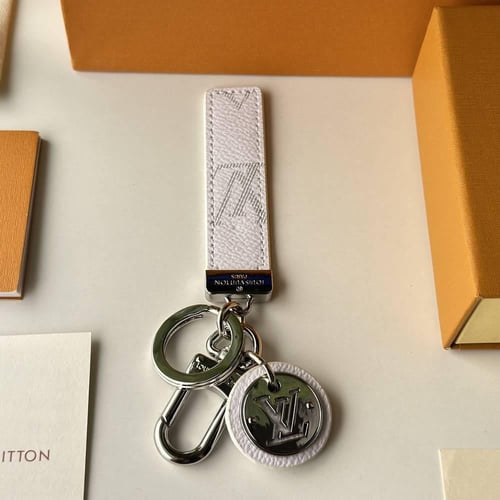 ميدالية لويس فتون جلد أبيض