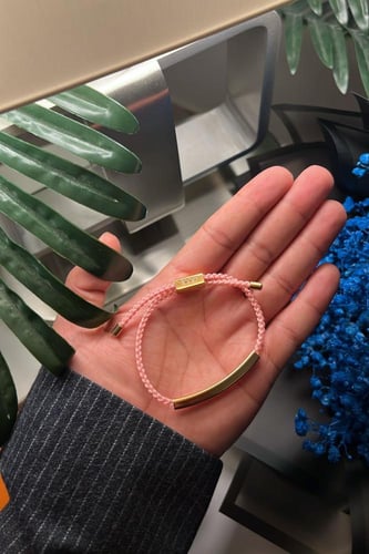 اسواره نسائية مع بوكيه ورد وكرت عباره