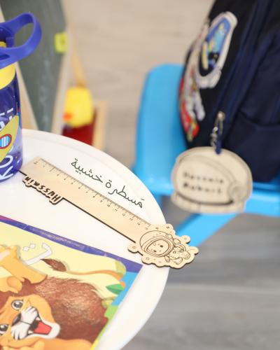 مَسطرة خشب باسم الطفل