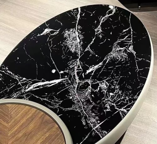 طاولة بتصميم عصري