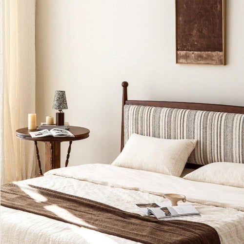 سرير خشب بتنجيد قماشي عتيق