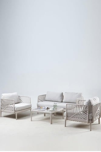 أريكة شرفة على الطراز الإسكندنافي