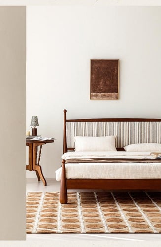 سرير خشب بتنجيد قماشي عتيق