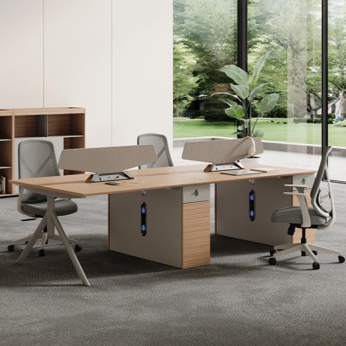 مكاتب مكتبية حديثة للموظفين