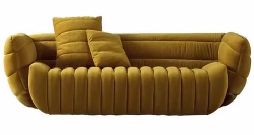 كنبة بتصميم فني ناعم من المخمل الفاخر