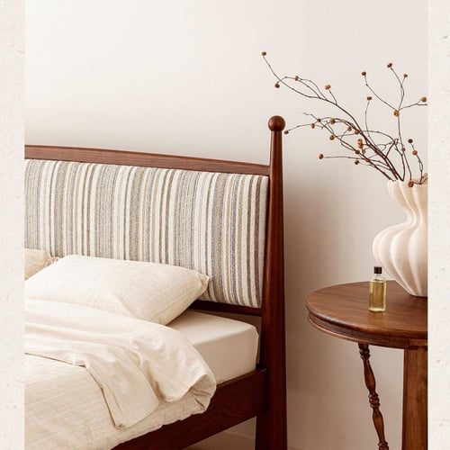 سرير خشب بتنجيد قماشي عتيق