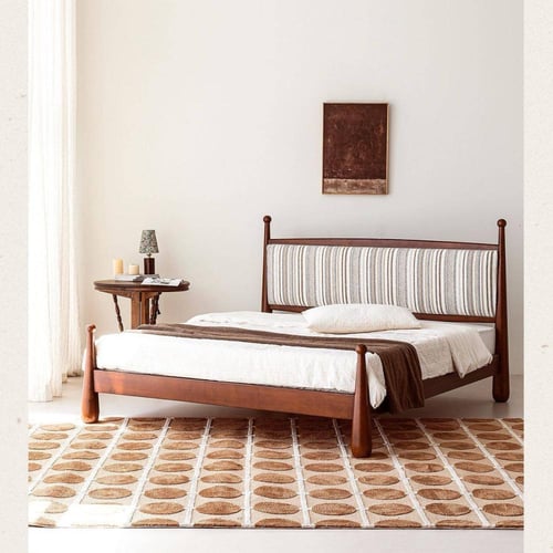 سرير خشب بتنجيد قماشي عتيق