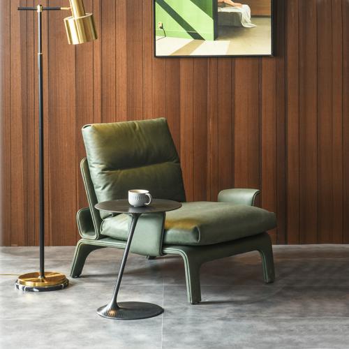 كرسي جلد فاخر بتصميم مودرن