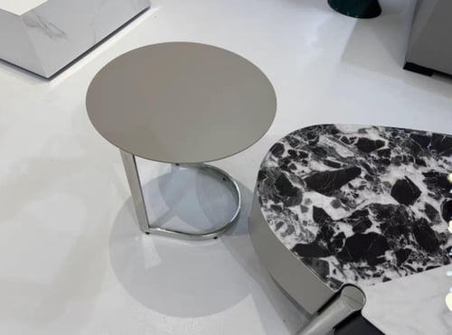 طاولة قهوة وتلفاز بتصميم ايطالي بسيط