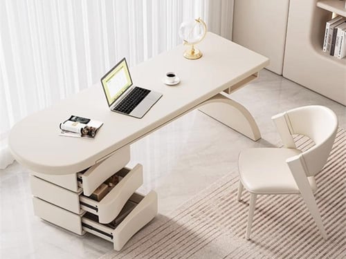 مكتب راقٍ بتصميم كريمي عصري بسيط