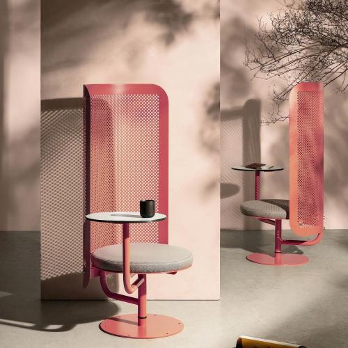 مقعد فردي بذراعين مع قاعدة دوّارة ومكتب جانبي عملي