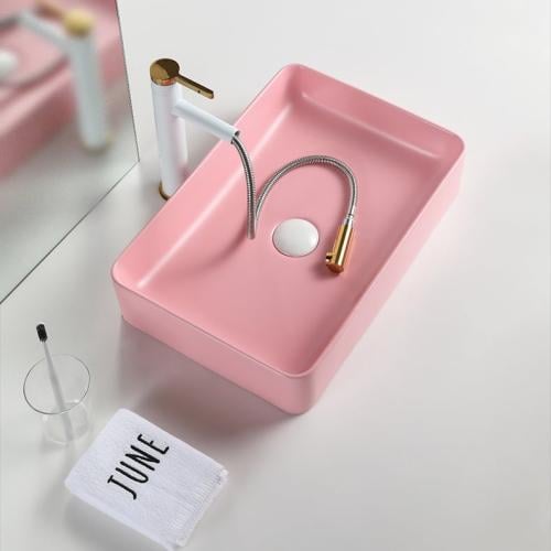 حوض الغسيل السيراميكي المربع باللون الوردي.