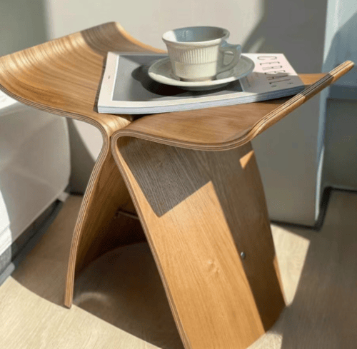 طاولة جانبيه بتصميم فراشه