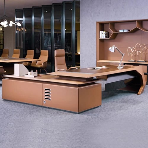 مكتب رئيس إيطالي بسيط وأنيق