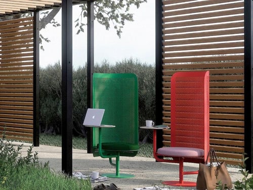 مقعد فردي بذراعين مع قاعدة دوّارة ومكتب جانبي عملي