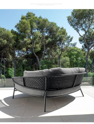 كرسي استرخاء خارجي على الطراز الإسكندنافي (نورديك)