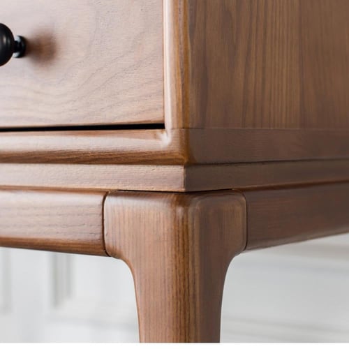 طاولة جانبية متماثلة بتصميم نورديكي من الخشب الصلب