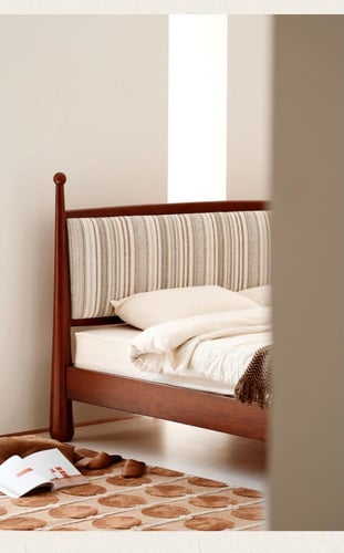 سرير خشب بتنجيد قماشي عتيق