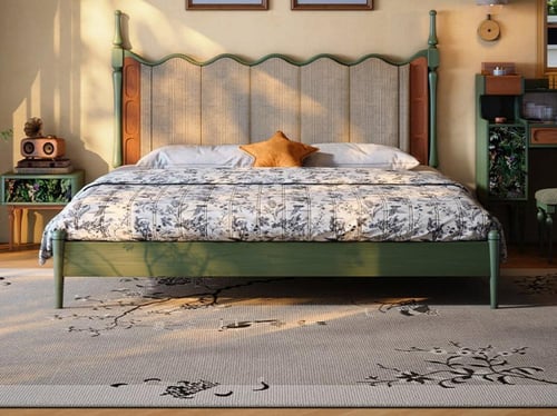 سرير فاخر يجمع بين الطابع الكلاسيكي والمتانة