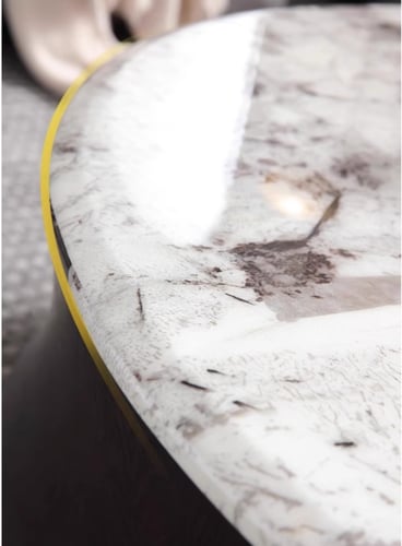 طاولة قهوه بتصميم فريد