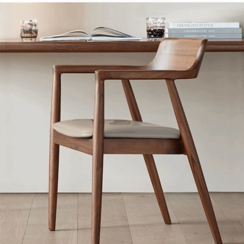 كرسي طعام خشبي بتصميم اسكندنافي