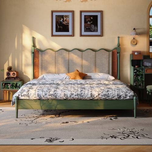 سرير فاخر يجمع بين الطابع الكلاسيكي والمتانة