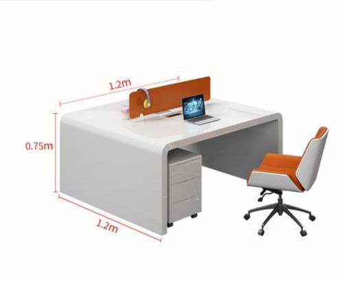 مكتب موظفين بتصميم حديث