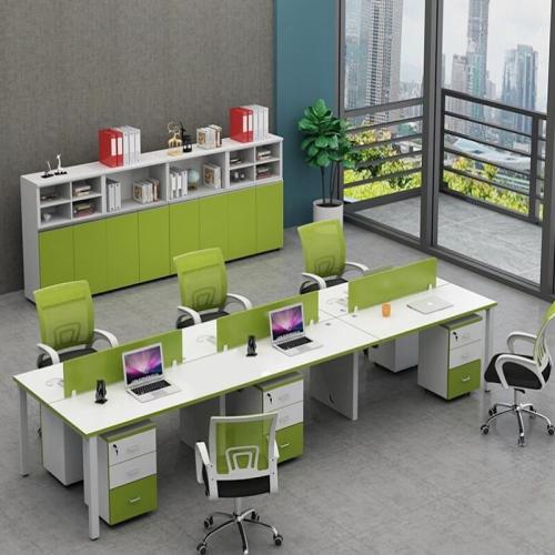 مكتب موظفين بتصميم كلاسيكي