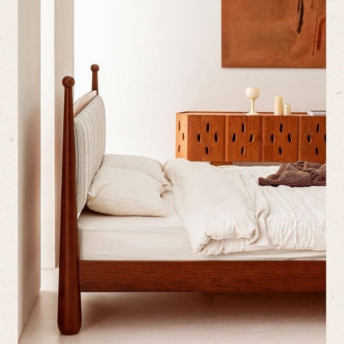 سرير خشب بتنجيد قماشي عتيق