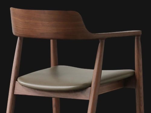 كرسي طعام خشبي بتصميم اسكندنافي