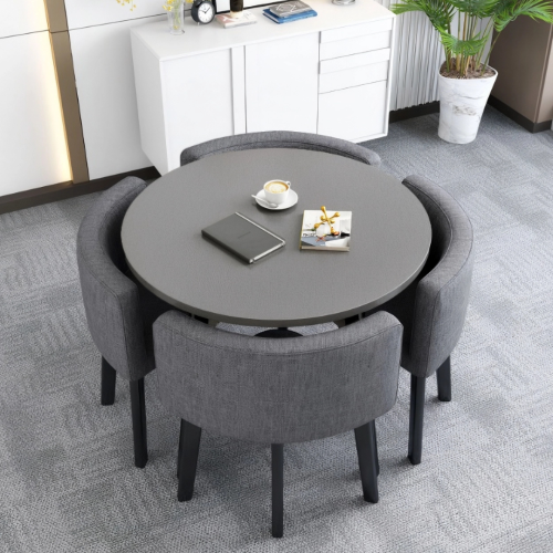 طاولة مع 4 كراسي – تصميم عملي موفّر للمساحة