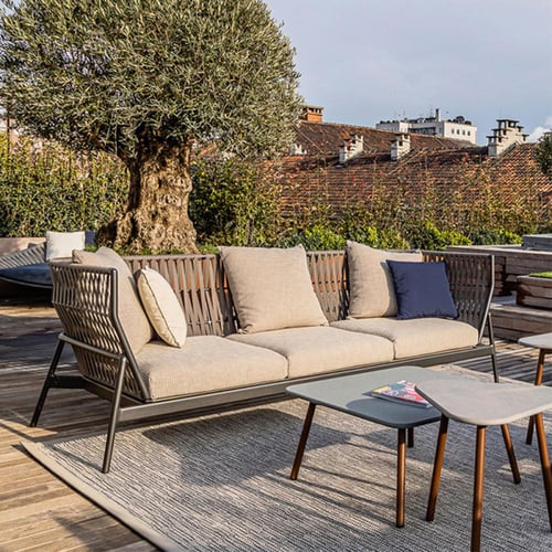 أريكة من الروطان الشمالي