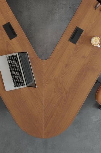 طاولة اجتماعات ثلاثية الجوانب – تصميم عصري لمساحات...