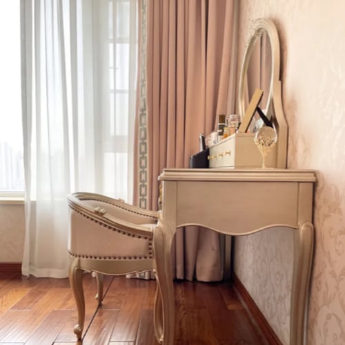 تسريحة بتصميم فرنسي كلاسيكي