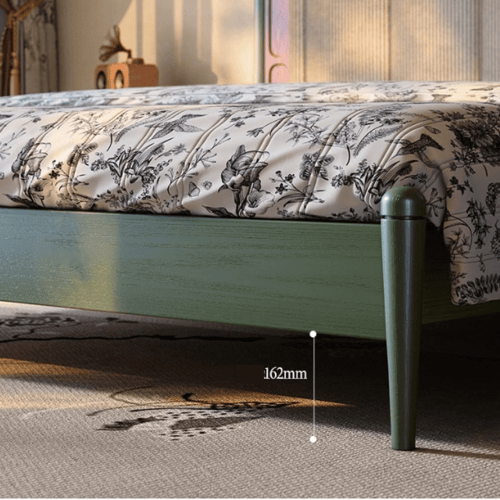 سرير فاخر يجمع بين الطابع الكلاسيكي والمتانة