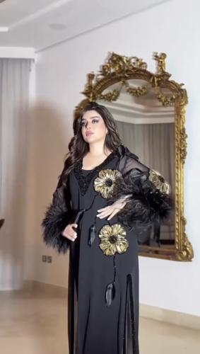 غرام. دراعه أسود فاخر بتفاصيل ذهبية أنيقة وأكمام ب...
