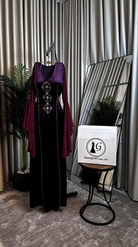 فستان رهيفه: الخامه مخمل شك يدوي