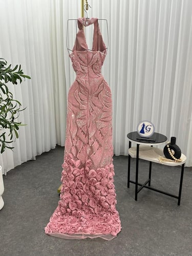 ورد. الخامه باربي على قطعه ترتر