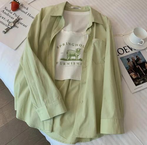 قميص بأكمام طويلة