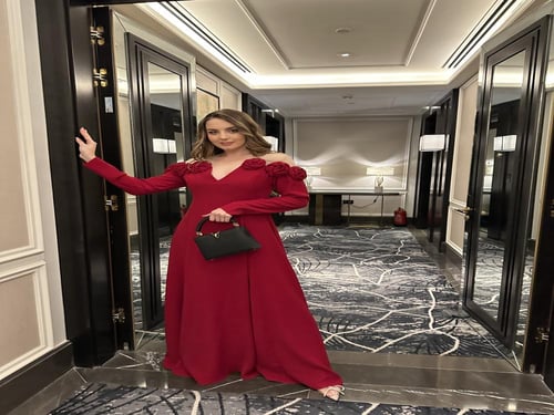 فستان كريب احمر مزين بالورد