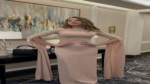 فستان كريب بتصميم اكمام مميز مزين بحبات اللولو وال...