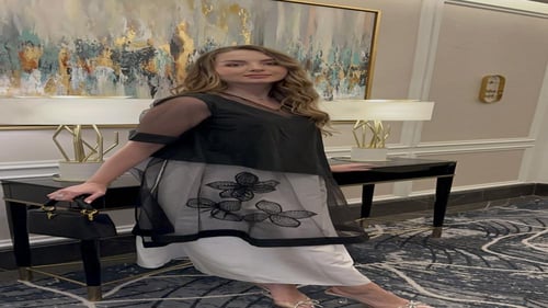 فستان لورا اورقنزا بطبعات زهور مكون من قطعتين