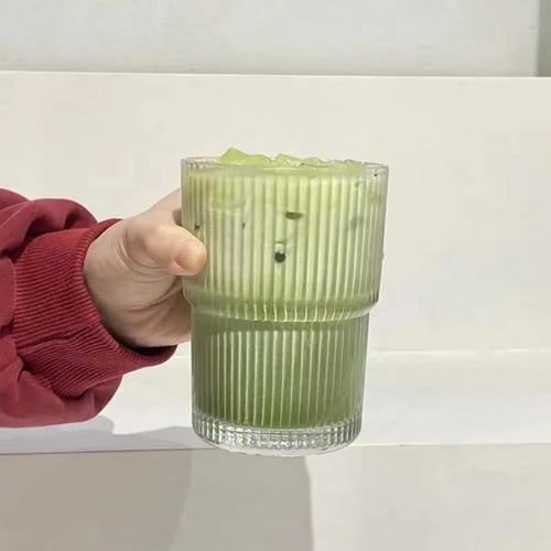 كوب زجاجي شفاف بغطاء وقشّة