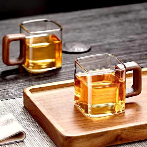 كوب قهوة زجاجي بمقبض خشبي