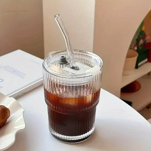 كوب زجاجي شفاف بغطاء وقشّة
