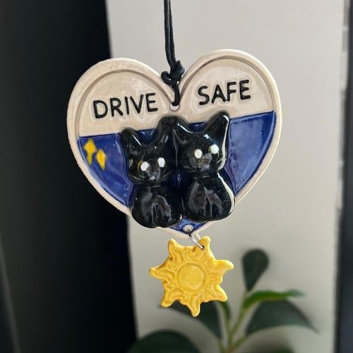 يصمَّم حسب رغبتك تعليقة سيارة مع تشارمز