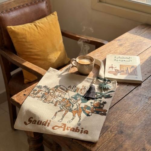 TOTE BAG - الهوية السعودية بيج - مع علم السعودية