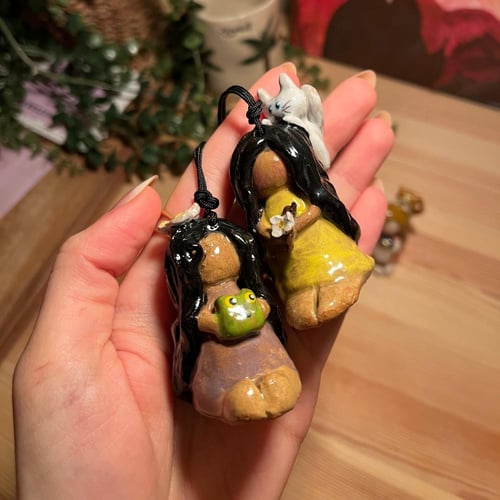 فتاة الضفدع السمراء تعليقة سيارة-ميدالية