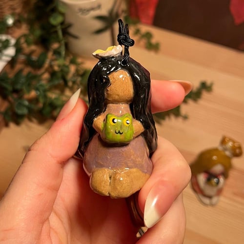 فتاة الضفدع السمراء تعليقة سيارة-ميدالية